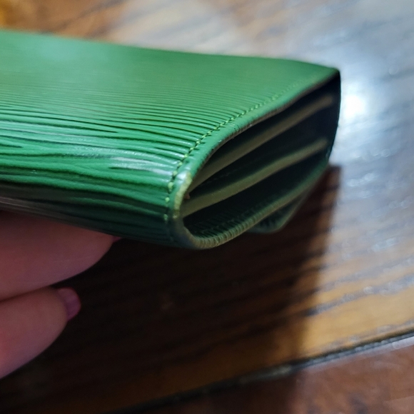 LOW START LOUIS VUITTON Vintage Epi Leather International Wallet - Picture 9 of 13